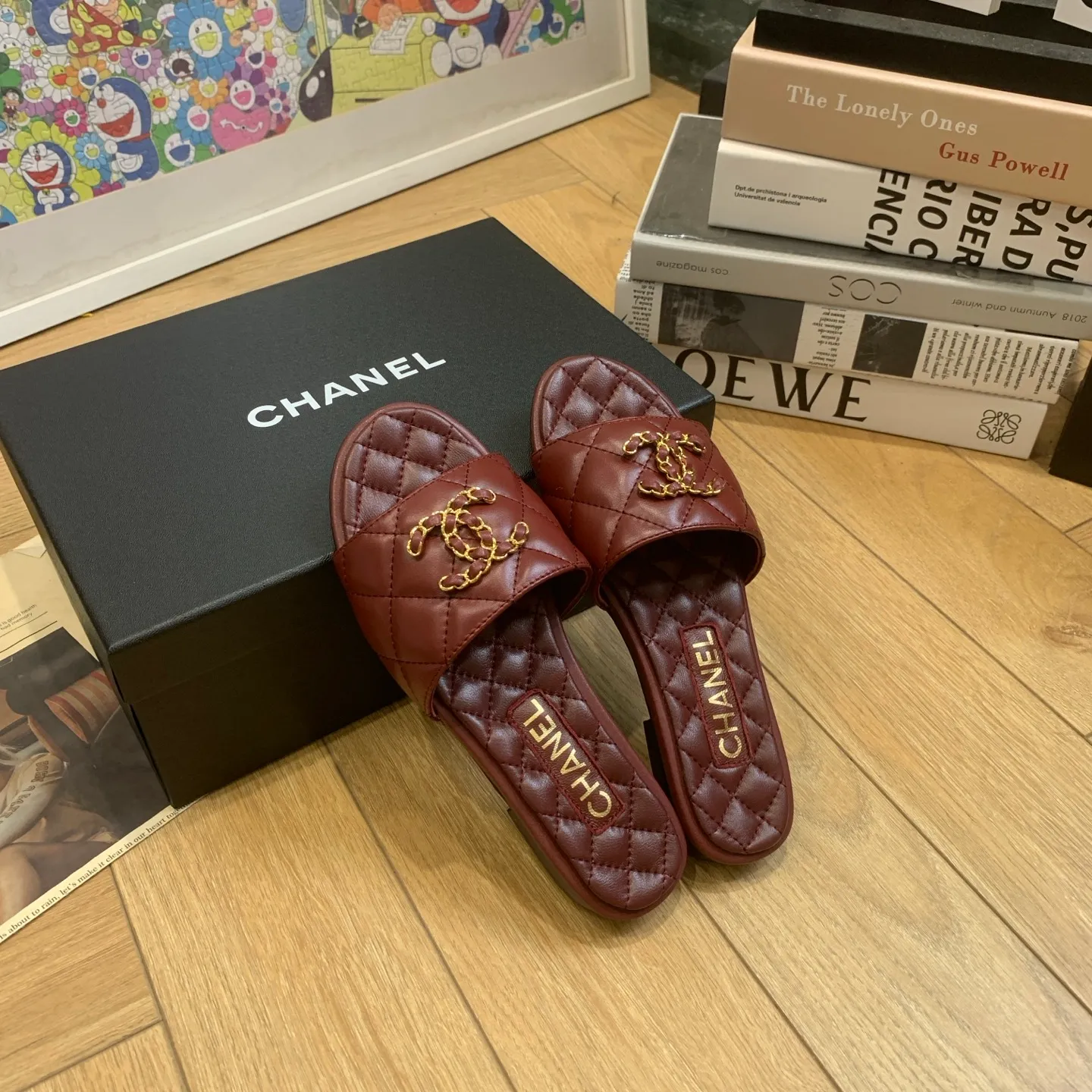 👟👟Ex-factory price 500👟👟 🍀Chanel Xiaoxiang 25ss new lazy double C-buckle slippers. Versatile, slimming and elegant slippers. A slipper with great appearance. It looks great with any combination! Lazy slippers are worth recommending. Calfskin upper, mixed sheepskin lining, Italian genuine leather outsole. Size: 35-41 (40 and 41 customized, non-refundable) 👉